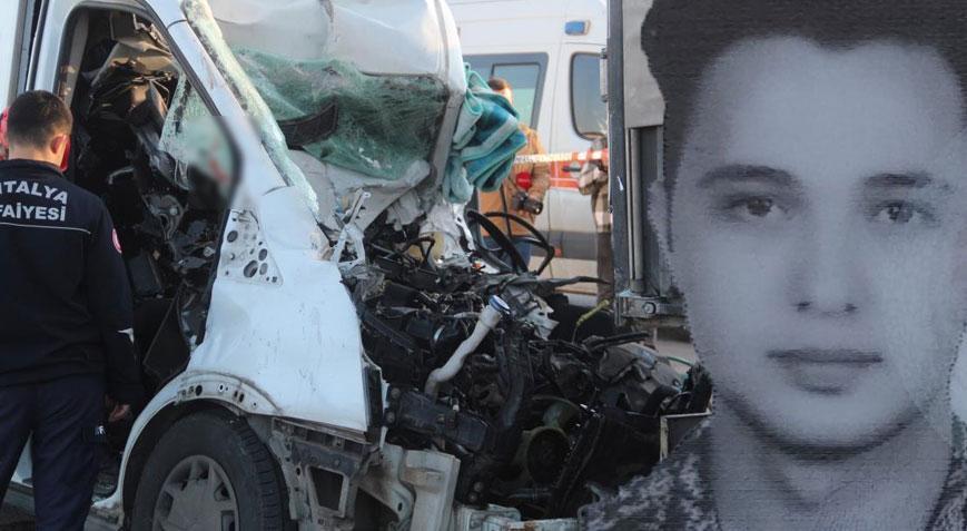 Minibüs TIR’a ok gibi saplandı! Sürücü öldü, 1 kişi yaralandı