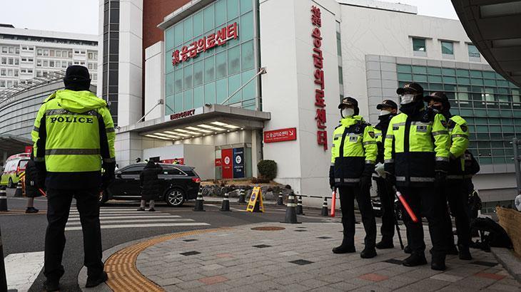 Güney Kore’de boynundan bıçaklanan ana muhalefet lideri yoğun bakımdan çıktı