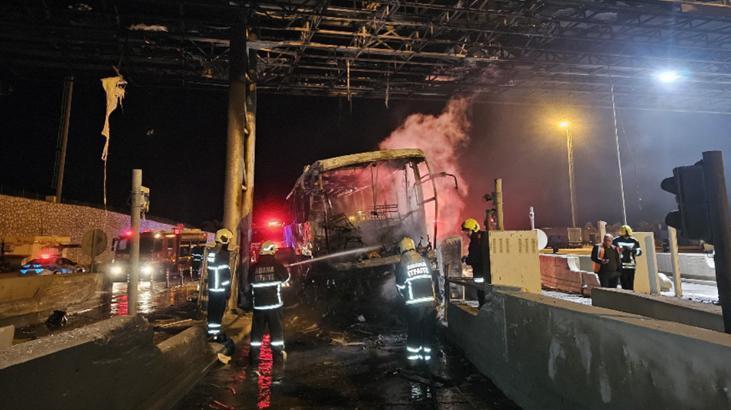 Korku dolu anlar! Beton bariyere çarpan yolcu otobüsü alev aldı