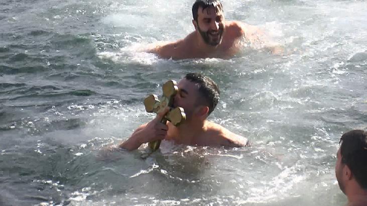 Bakırköy ve Ortaköy’de haç çıkarma töreni