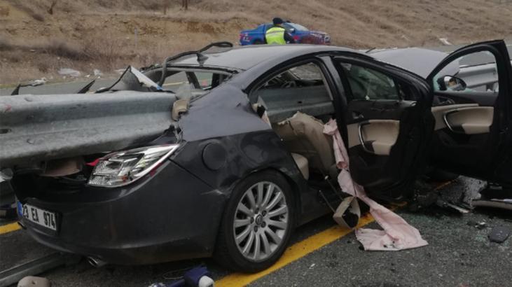 Feci kazada 1 kişi hayatını kaybetti! Otomobil bariyere ok gibi saplandı