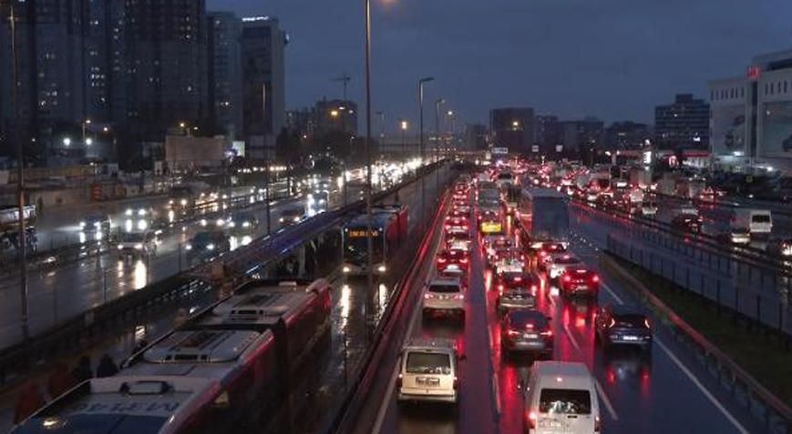 İstanbul’da yağmurun da etkisiyle yoğun trafik oluştu