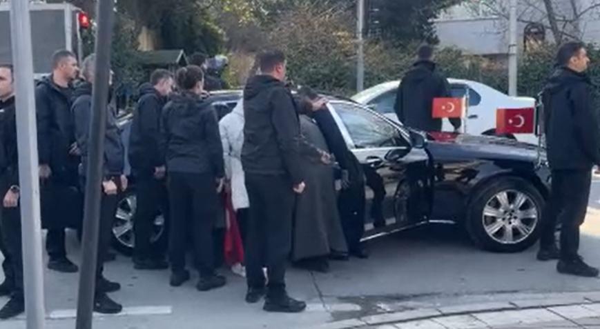 Cumhurbaşkanı Erdoğan kendisini bekleyen vatandaşla sohbet etti