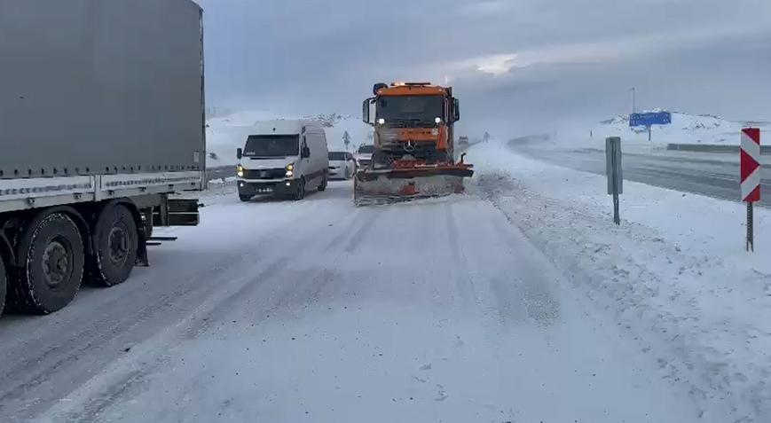 Tendürek Geçidi kardan kapandı! Araçlar mahsur kaldı