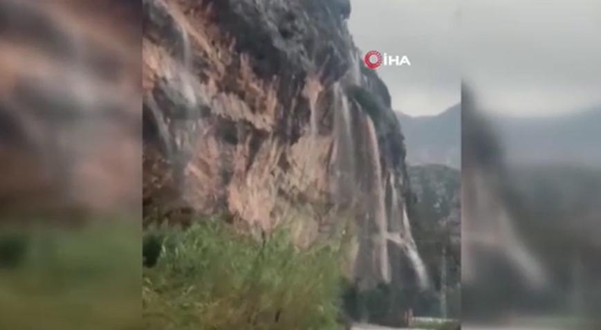Hatay’da şiddetli sağanak heyelana neden oldu! Sahil yolu kapandı