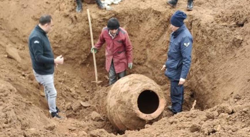 Gözlerine inanamadı! Tarlasında 200 kilo ağırlığında küp buldu