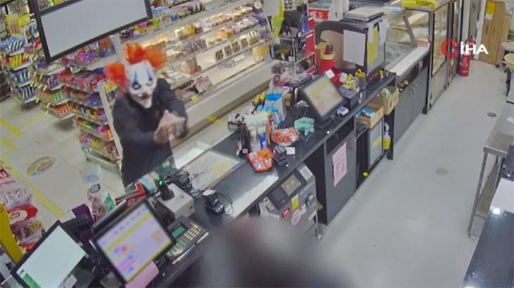 Palyaço maskeli hırsız market soydu! Yaşananlar kamerada