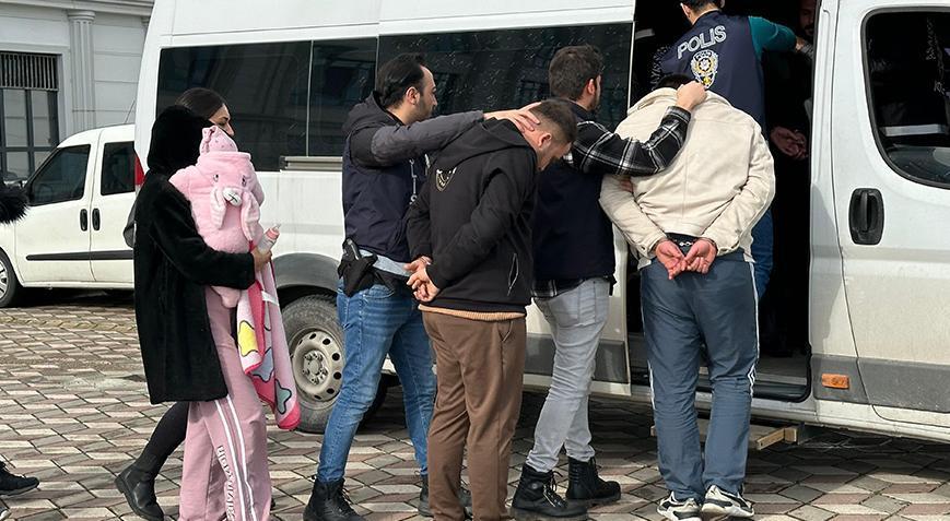 Kocaeli’de fuhuş operasyonu! 1 kadın kucağında bebeğiyle geldi