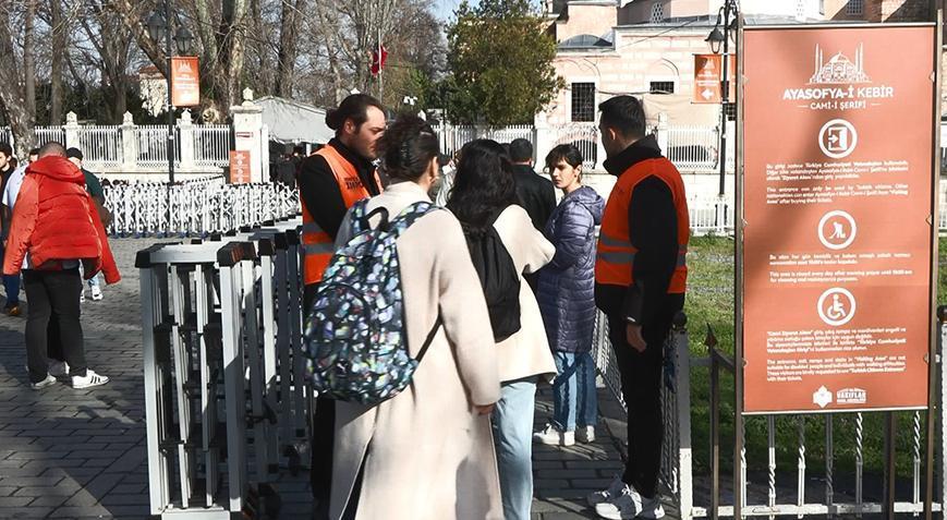 Ayasofya’ya giriş ücreti 25 euro oldu! Düzenleme sonrası ilk Cuma