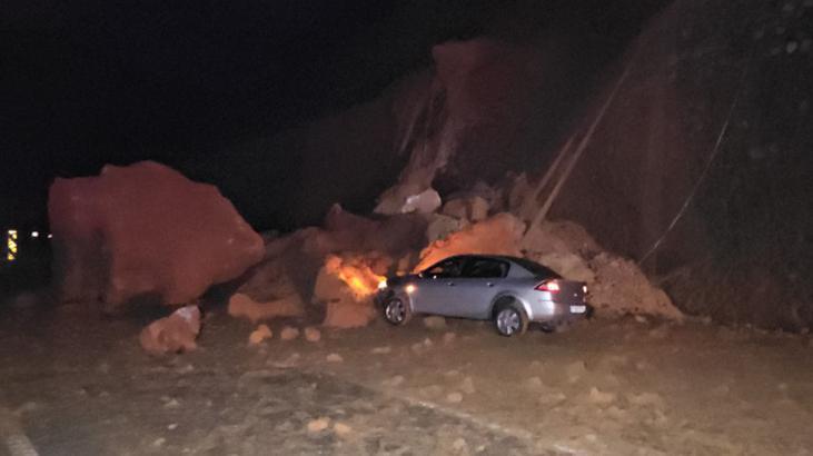 Araçlarını kurtarmaya çalıştılar! Zonguldak’ta dev kayalar yola düştü