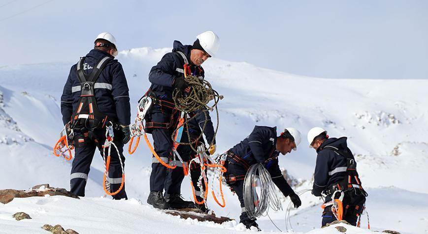 7 kişilik ekip karlı dağları aşıp 10 mahalleyi elektriğe kavuşturdu