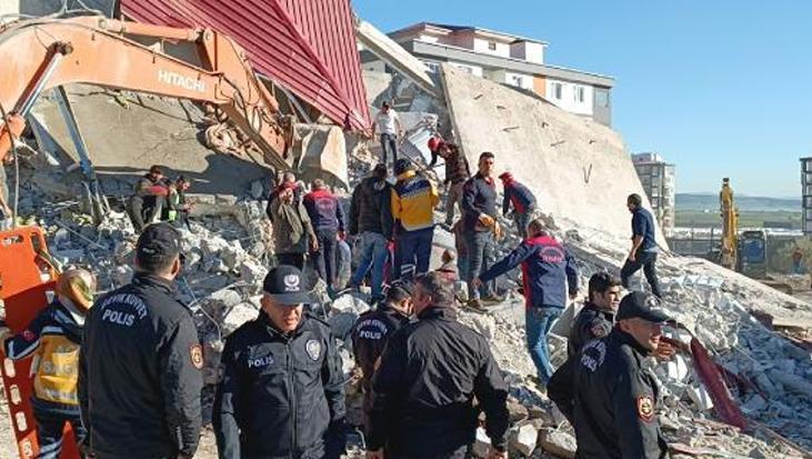 Ağır hasarlı bina göçtü: Operatör enkaz altında