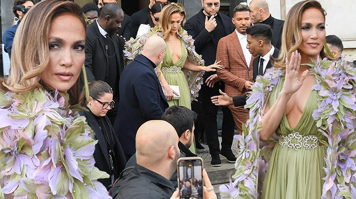 Paris Moda Haftası’ndaki elbisesi olay oldu! Etrafını fotoğrafçılar sardı