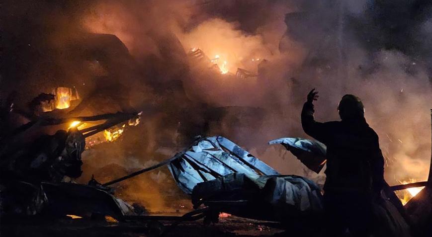 Mersin’deki büyük yangında soğutma çalışmaları devam ediyor