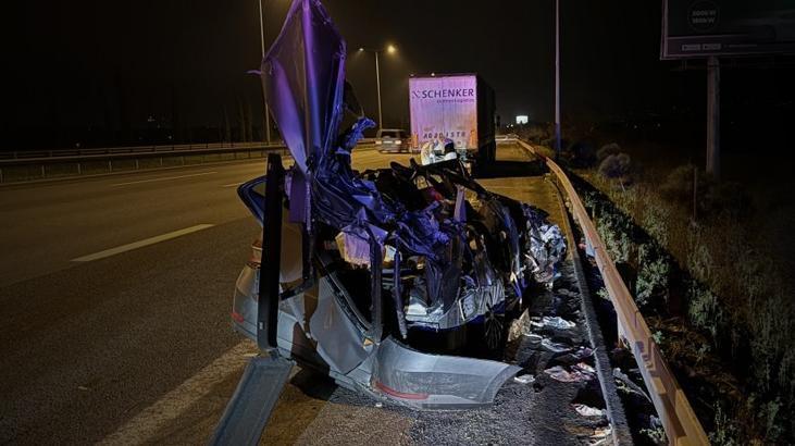 Polislerin içinde bulunduğu otomobil TIR’a çarptı