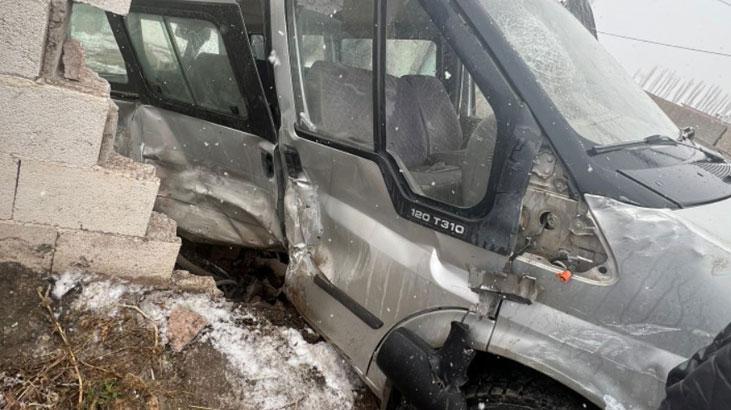 Tarım işçilerini taşıyan minibüs ile hafif ticari araç çarpıştı