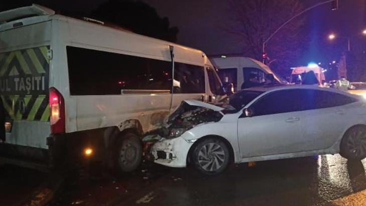 Kocaeli’nde servis minibüsü ile otomobil çarpıştı: 4 yaralı