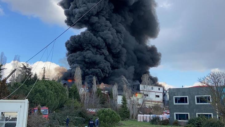 Son dakika: Kocaeli’de boya fabrikasında yangın