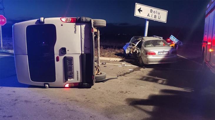 Minibüs ile otomobil çarpıştı! Sürücü araçta kaldı