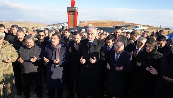 Bakan Ersoy depremde hayatını kaybedenleri mezarı başında andı
