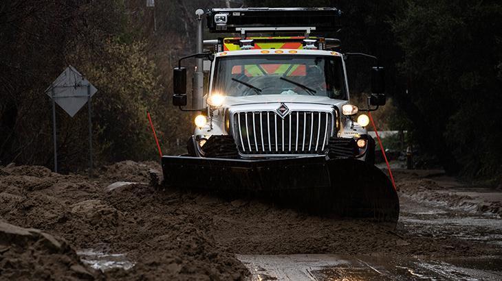 ABD’nin California eyaletini şiddetli fırtına vurdu: En az üç ölü