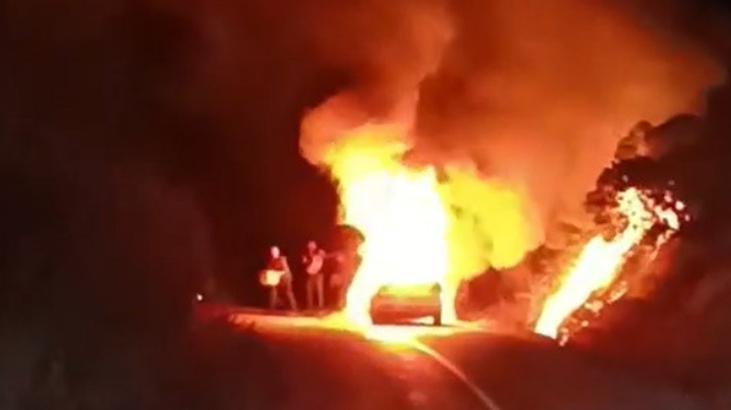Seyir halindeyken motoru tutuşan otomobil alev alev yandı