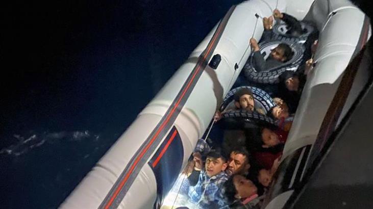 Batmak üzere olan lastik bot içindeki göçmenler kurtarıldı