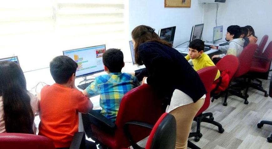 İlkokul seviyesindeki çocuklar kodlama eğitimi ile hem eğleniyor hem öğreniyor