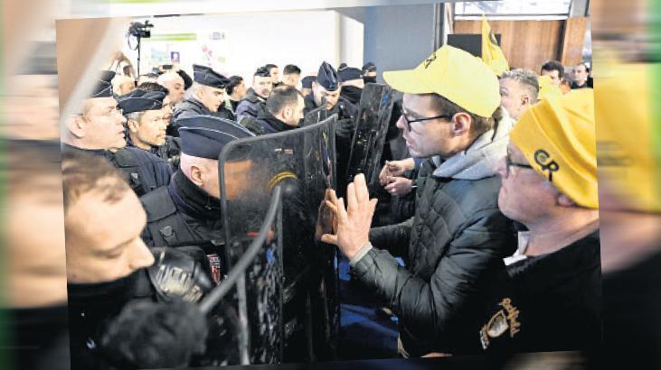 Fransız çiftçiler Paris Tarım Fuarı’nı bastı