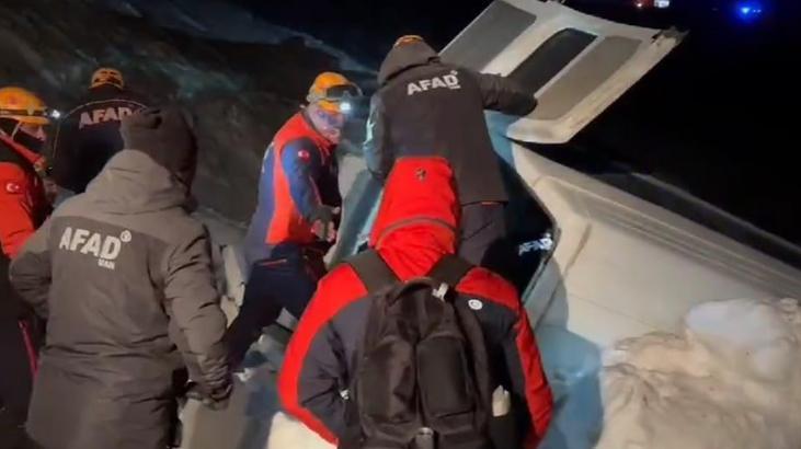 Van Hakkari kara yolunda minibüsün üzerine çığ düştü! 1 kişi hayatını kaybetti