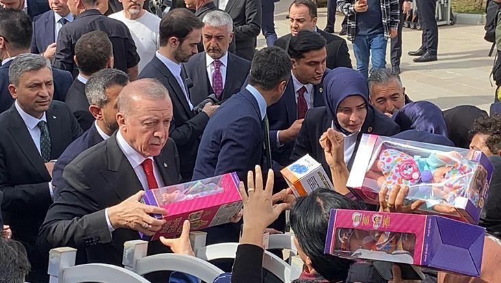 Cumhurbaşkanı Erdoğan, çocuklara oyuncak dağıttı