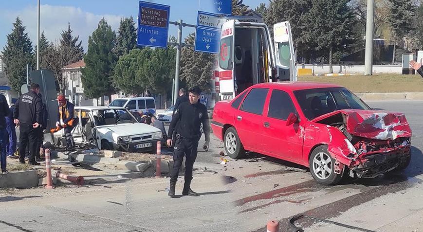 Kütahya’da otomobiller çarpıştı! 3 kişi öldü, 2 kişi yaralandı