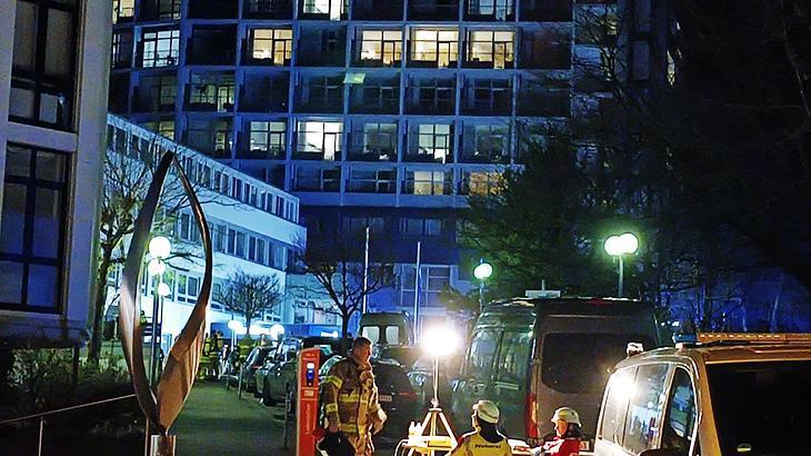 65 yaşındaki kadın korku saçtı: Meşale yakıp ameliyathaneye attı!