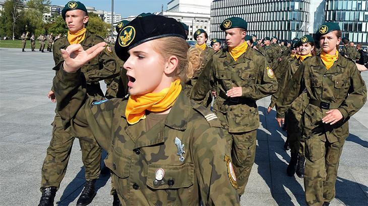 Kadınlar askere! Avrupa ülkesinde bir ilk