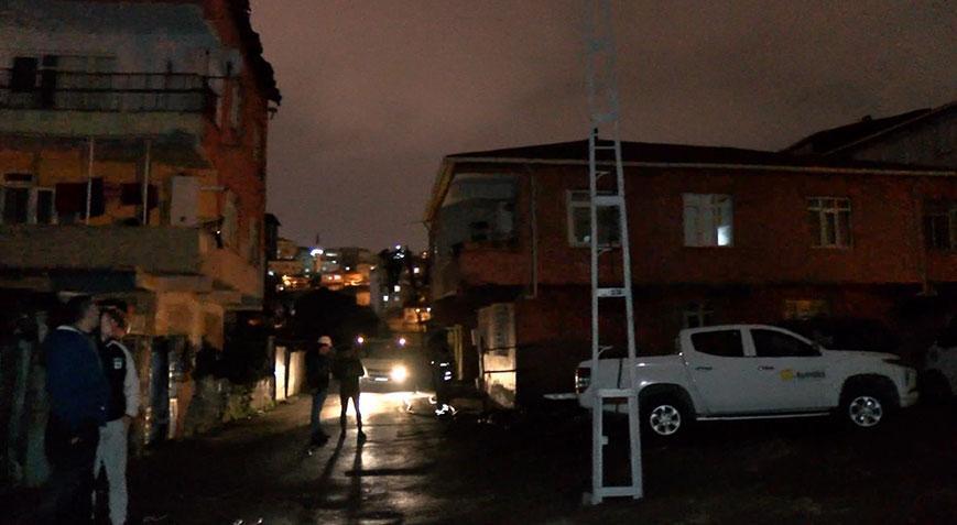Kamyon elektrik tellerine takıldı, Ataşehir’de bir sokak karanlığa gömüldü
