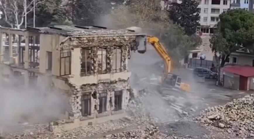 Depremde hasar görmüştü! Tarihi Hatay Valiliği binasının yıkımı yapıldı