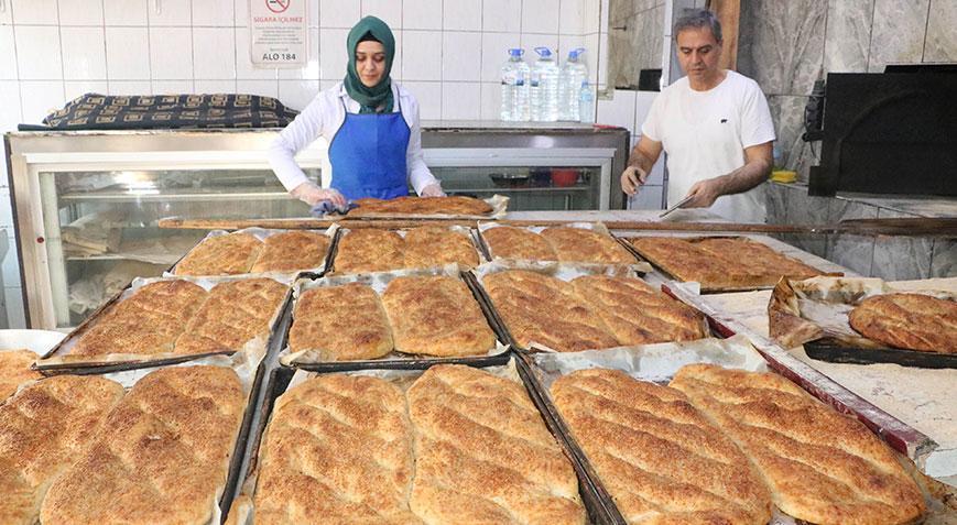 15 dakika pişiyor, tel tel oluyor! Haşhaşlı tahinli pideye yoğun ilgi
