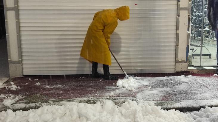 Van’da kar yağışı etkili oldu! Okullar tatil edildi, iki ayrı bölgeye çığ düştü
