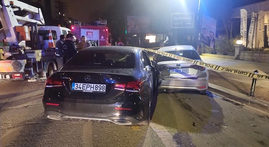 Kadıköy’de gece yarısı trafik kazası: 2 kişi yaralandı