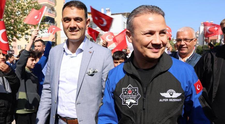 Türkiye’nin ilk astronotu Alper Gezeravcı öğrencilerle buluştu! ‘Artık hayalinin sınırı burası’