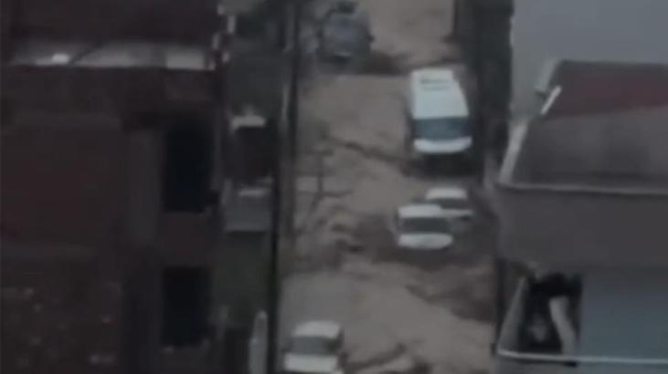 Korku dolu anlar! Sele kapılan 2 vatandaş son anda kurtuldu