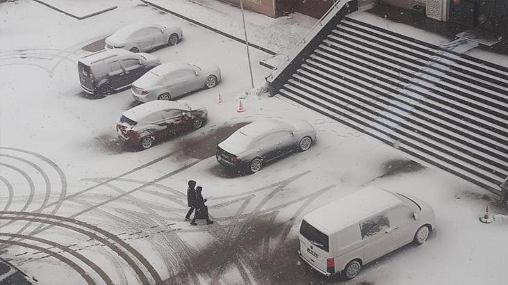 Ağrı’da kar yağışı görenleri şaşırttı