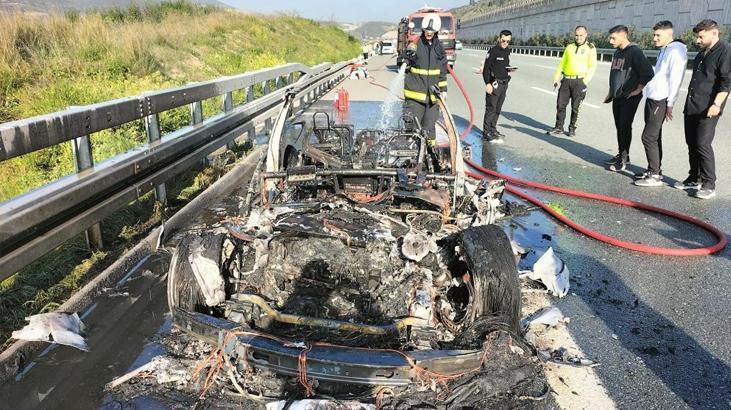 Seyir halindeki lüks otomobil cayır cayır yandı