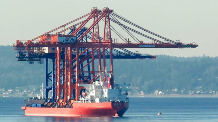 ABD’nin en büyük kargo vinci, köprü kazasının enkazını temizlemek için Baltimore’a getirildi