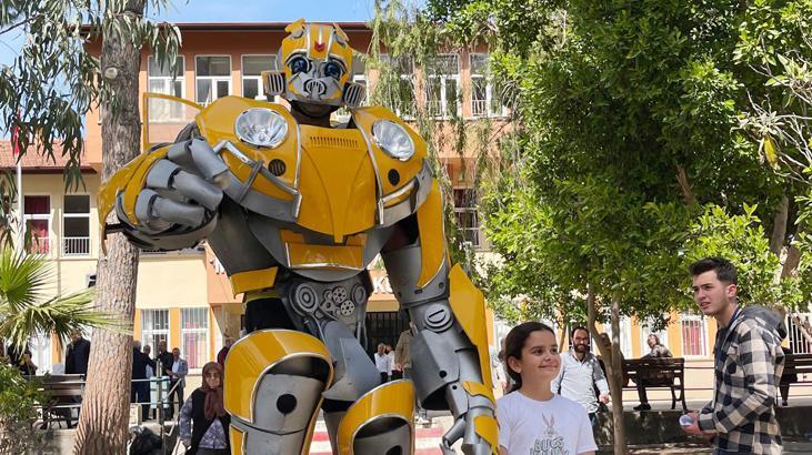 Oy kullanmaya robot kostümüyle geldi! Hatıra fotoğrafı çektirdiler