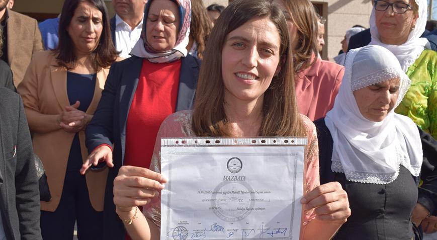 Batman Belediye Başkanı seçilen Gülistan Sönük mazbatasını aldı