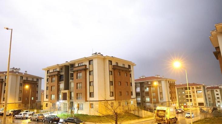 Elazığ ve Hakkari’de sağanak yağış! Şimşekler geceyi gündüze çevirdi