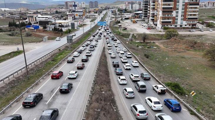 43 ilin geçiş güzergahında trafik yoğunluğu arttı