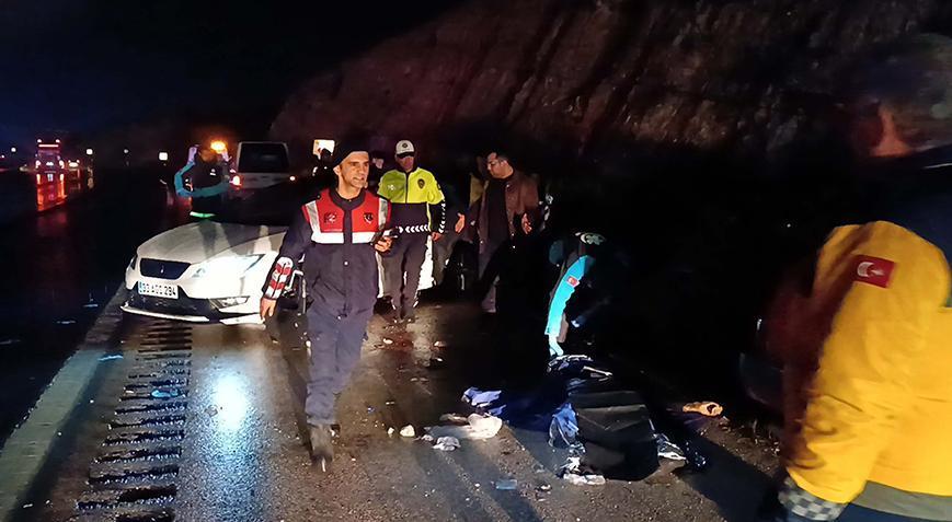 Kaza yapan araca bir başka otomobil çarptı! 2 kişi hayatını kaybetti