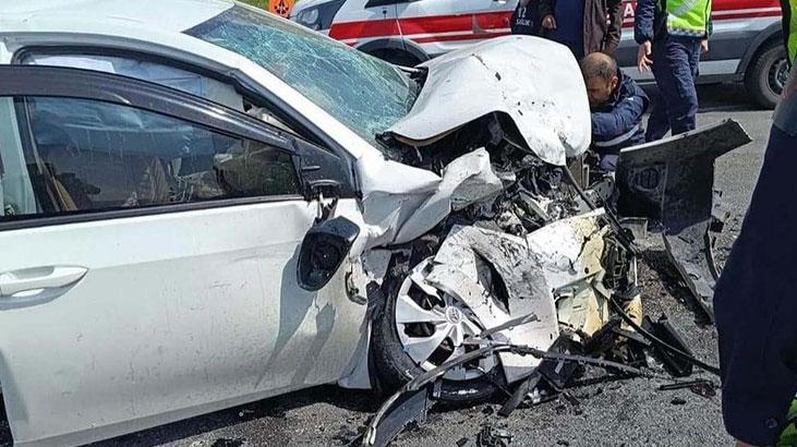 İki otomobil kafa kafaya çarpıştı! Yaralılar var